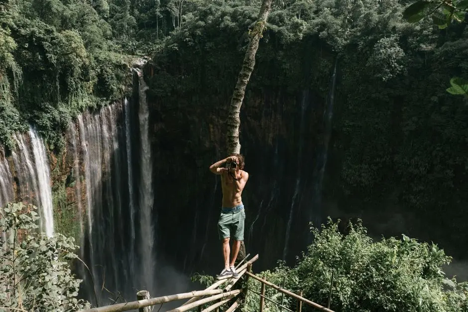 Pemandangan Air Terjun Tumpak Sewu dari tebing seberang